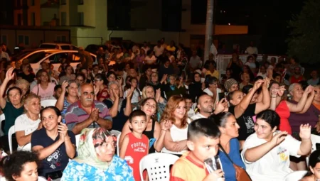 Çiğli’de yaz akşamları tiyatro ve müzikle canlanıyor: Etkinlikler mahalle mahalle sürüyor